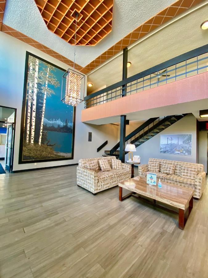 Hotel Ramada By Wyndham Whitecourt Exteriér fotografie