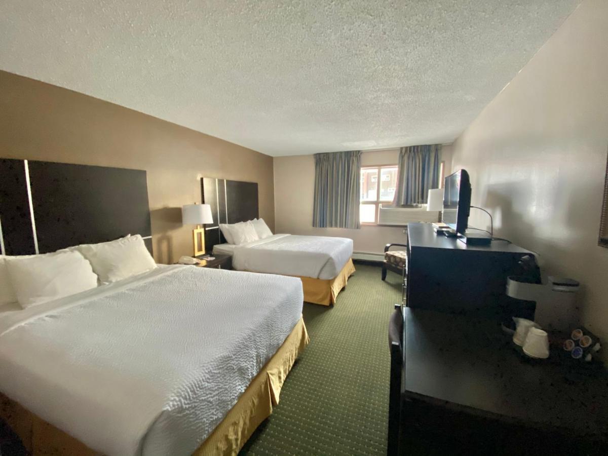 Hotel Ramada By Wyndham Whitecourt Exteriér fotografie